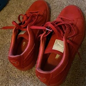 Barely worn puma suede shoes super cute!